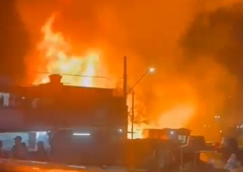 Incêndio destrói ao menos 20 casas em São Paulo; vídeo 