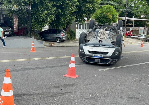Acidente na Cachoeirinha deixa enfermeiro ferido e carro capotado em cruzamento