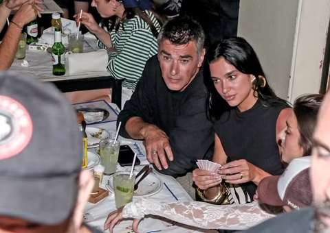 Dua Lipa joga cartas em bar do Rio de Janeiro; veja fotos 