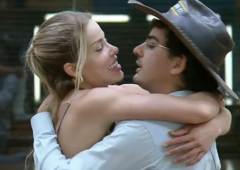 Dudu Camargo e Saory trocam beijão em “A Fazenda 17”; vídeo