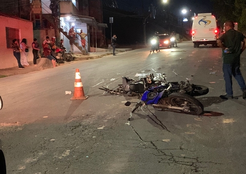 Motociclistas são arremessados no asfalto após colisão em Manaus