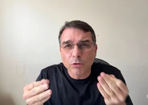 Flávio Bolsonaro ataca Moraes em live: "Se o meu pai morrer, a culpa é sua"