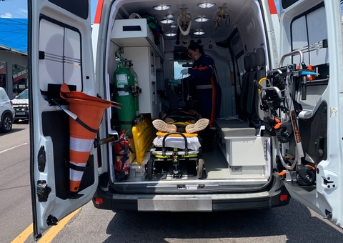 Motociclista se distrai, bate em carro parado e fica ferido na Cachoeirinha