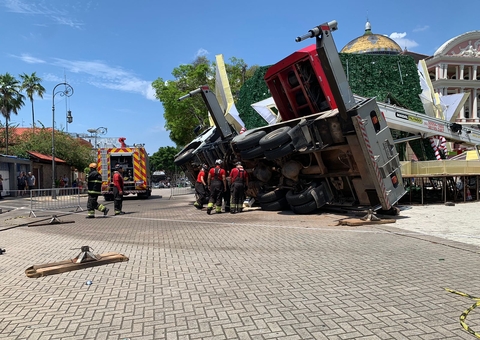 Após acidente, Iphan pede paralisação de instalação de árvore de Natal no Largo