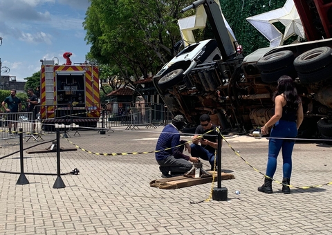 “Falha em operação" pode ter causado acidente fatal na montagem de árvore no Largo,  diz governo