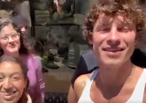 Shawn Mendes posa com fãs em São Paulo e arrisca no português; vídeo