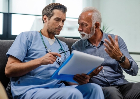 Novembro Azul: prevenção ainda é desafio entre homens, alerta médico de família