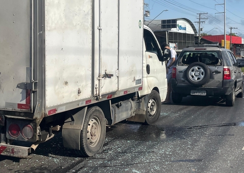 Acidente entre carro e caminhão trava trânsito na Av. Torquato Tapajós