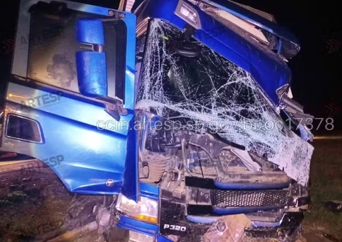 Acidente envolvendo ônibus da cantora Amanda Alves deixa 23 feridos 