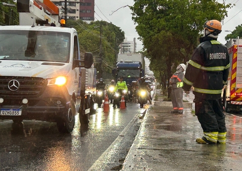 Acidente e chuva deixam trânsito caótico na avenida Efigênio Salles 