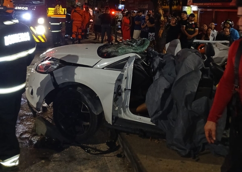 Dois homens morrem após carro capotar e bater em árvore na Av. Autaz Mirim