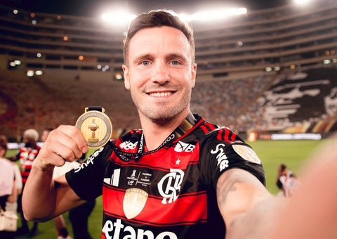 Jogador Saúl é flagrado nu durante comemoração do Flamengo; vídeo