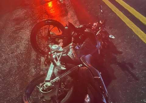 Sem capacete, motociclista atinge carro de frente e morre na Cidade Nova