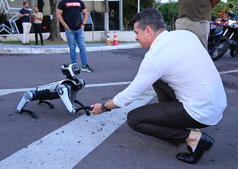 Guarda Municipal ganha cão-robô e arma tecnológica para atuar em Manaus