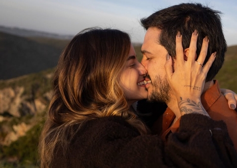 Mari Palma anuncia noivado com humorista durante viagem a Portugal