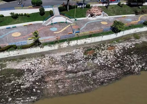 Deslizamento em Itacoatiara interdita trecho da orla e ameaça calçadão