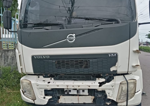 Detran apreende caminhão que circulava com carga deslocada na Avenida das Torres