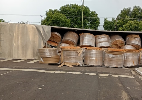 Carreta tomba durante curva e causa congestionamento na Av. Boulevard