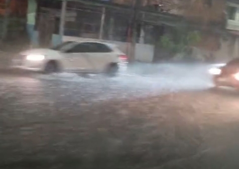 Chuva intensa causa alagamento repentino e dificulta deslocamento na Av. Rodrigo Otávio