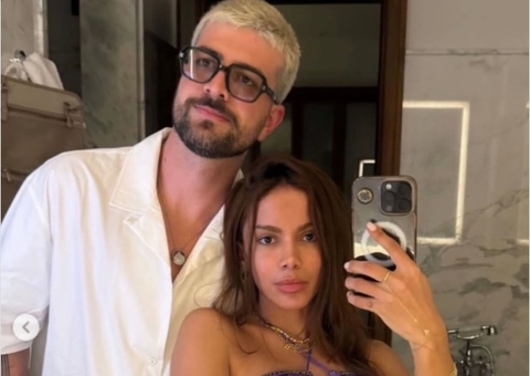 Anitta posa em clique raro com namorado em jatinho