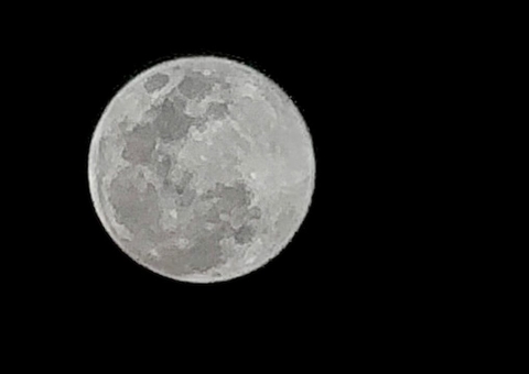 Fenômeno 'Lua Fria' ilumina céu de Manaus nesta noite