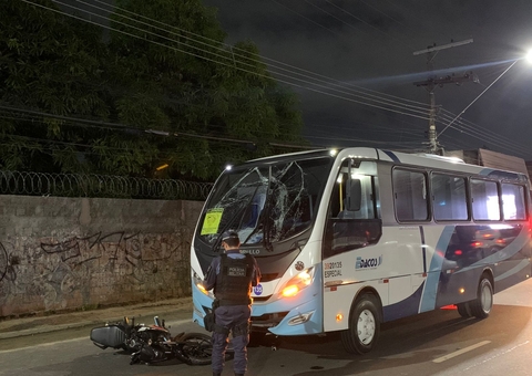 Micro-ônibus desgovernado arrasta moto e mata passageiro em Manaus