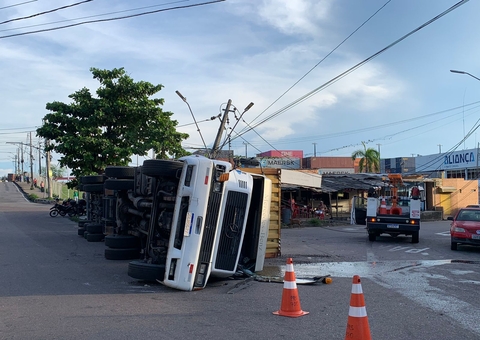 Carreta tomba e derruba poste na Zona Sul de Manaus