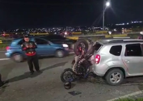 Motociclista fica ferido durante colisão com carro na Avenida das Flores