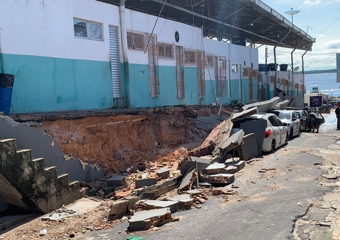 Muro de contenção desaba na Ceasa e esmaga três carros