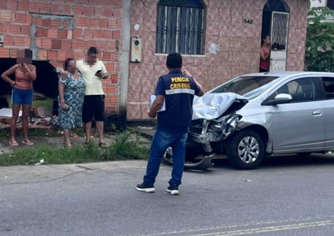 Motorista perde o controle e bate em casa e carro após mal súbito em Manaus