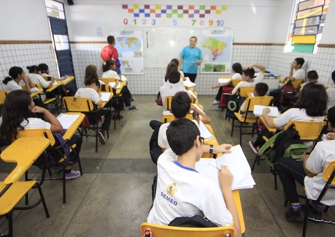 Prefeito anuncia pagamento do Fundeb de até R$ 6 mil para profissionais da educação
