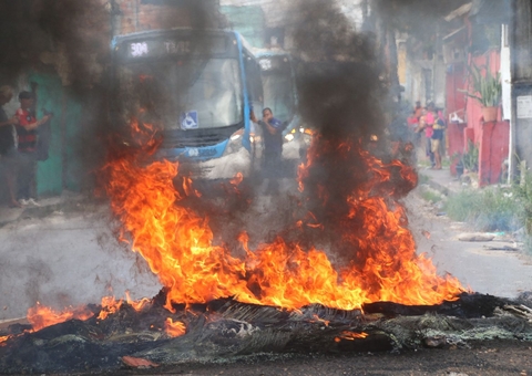 Após 72 horas sem energia, moradores ateiam fogo em pneus e fecham vias em Manaus