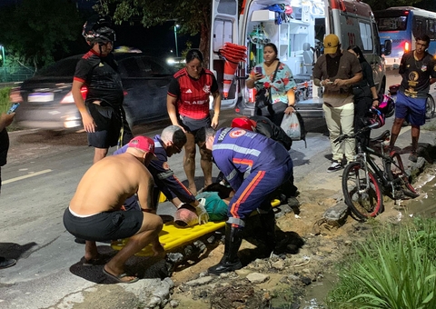 Ciclista é arremessado ao ser atingido por carro na Av. Torquato Tapajós