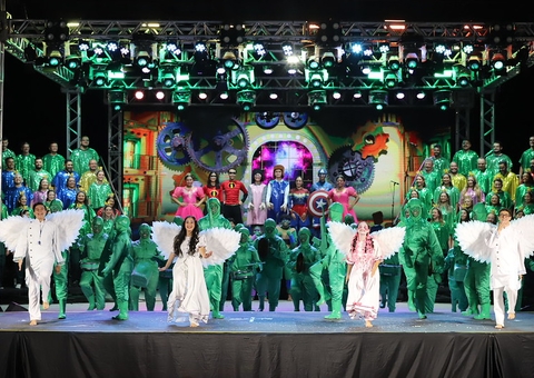 "Um Sonho de Natal" atrai centenas de pessoas à Ponta Negra e emociona o público