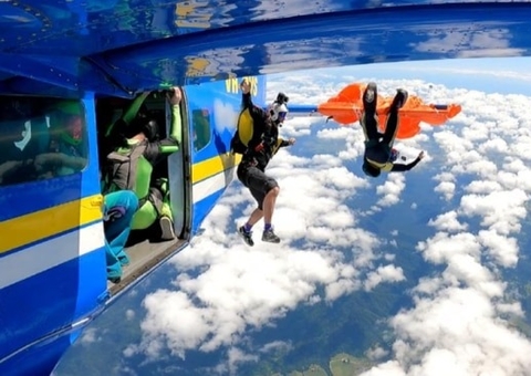 Paraquedista fica preso à asa de avião durante salto na Austrália; vídeo