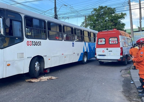 Motociclista tem pernas esmagadas após colisão com ônibus em Manaus; imagem forte