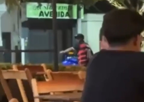 Motociclista atira para o alto e interrompe show ao vivo em Itacoatiara; vídeo