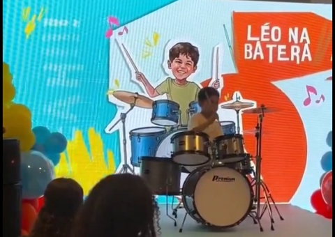 Filho de Marília Mendonça encanta ao tocar bateria ao som de música da mãe; vídeo