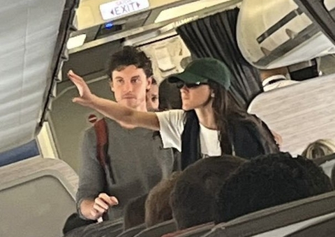 Assumidos? Bruna Marquezine e Shawn Mendes são flagrados durante voo; vídeo
