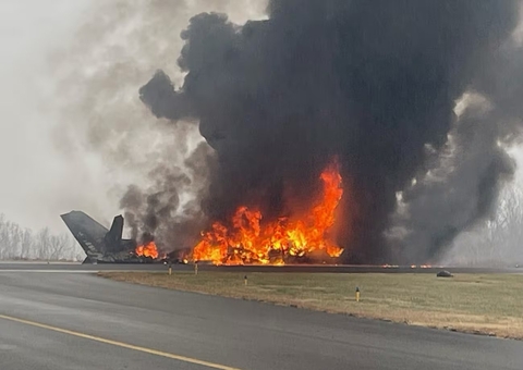Avião cai durante pouso e provoca incêndio nos EUA