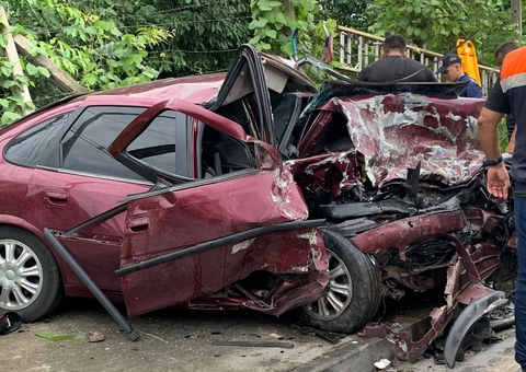 Vítima morre em colisão violenta entre carros na Avenida Oitis