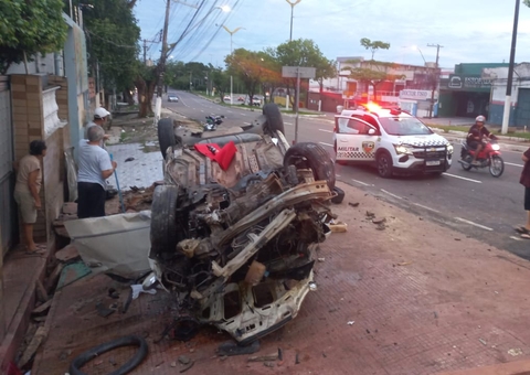 Três ficam feridos após carro atingir poste e capotar na Av. Boulevard