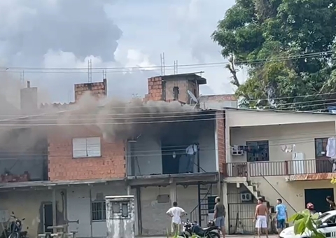 Vídeo mostra moradores tentando conter incêndio em casa no bairro Raiz