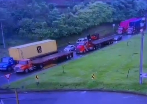 Vídeo mostra carro sendo esmagado por carreta; menino escapou ao sair para urinar