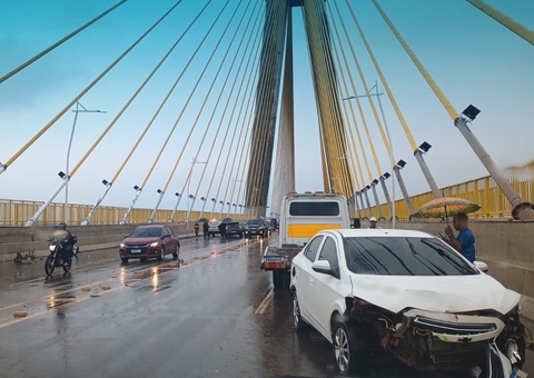 Carros ficam destruídos durante acidente sobre a Ponte Rio Negro durante chuva