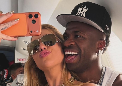 Aos beijos, Virginia e Vini Jr. surgem com look combinando em Trancoso