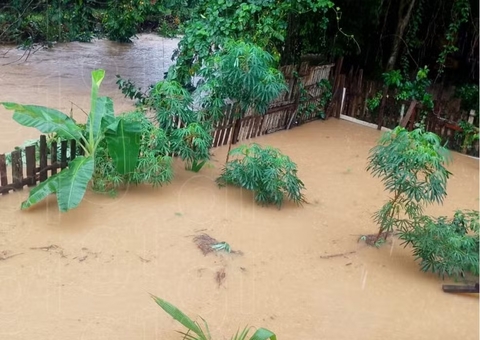 Rio Acre transborda após subir quase 4 metros em menos de 24h