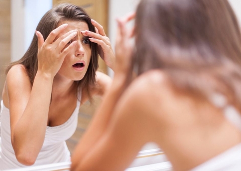 Ciclo menstrual irregular aumenta risco de problemas de pele, alerta dermatologista