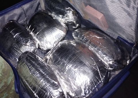 Mulher é presa com mala cheia de cocaína camuflada com café no Amazonas