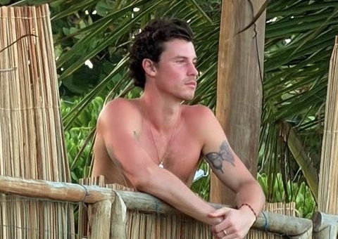 Shawn Mendes manda beijo para Bruna Marquezine durante partida de vôlei em Alagoas; vídeos